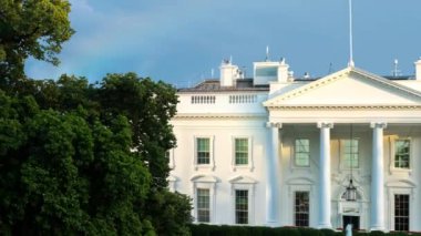 Beyaz Saray, Washington DC 'de güzel bir bahar öğleden sonrasında gökkuşağıyla. Burası Birleşik Devletler Başkanı 'nın evi. Yüksek kalite pansiyon hareketi 4k video. 