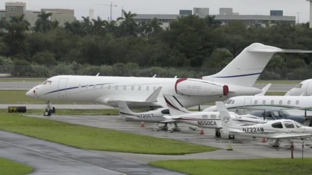 Soukromá Letadla Zůstávají Klidu Malém Letišti Floridě Deštivém Dni Vysoce — Stock video