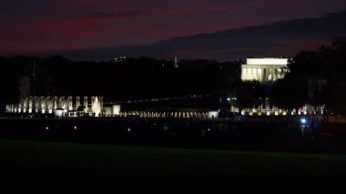 Washington DC 'deki Lincoln Anıtı ve II. Dünya Savaşı Anıtı. Zaman çizelgesi arabaları ve insanların hızlı hareket ettiğini gösteriyor. Yüksek kaliteli zaman dilimi 5 bin..