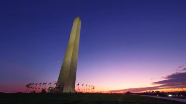Washington 'daki Washington Anıtı, Sunset to Night' ta. National Mall 'da. Yüksek kaliteli video zaman dilimi 5k 4k. 