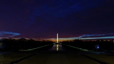 Gün doğumunda Washington Anıtı 'nın geniş bir zaman çizelgesi. Lincoln Anıtı 'ndan güzel bir sabah alındı. Yüksek kalite 4k görüntü