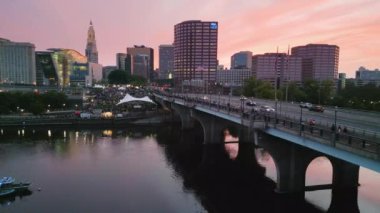 Hartford Connecticut hava şeridi Connecticut nehri boyunca sağdan sola doğru kayıyor. Yüksek kalite 4K video. 