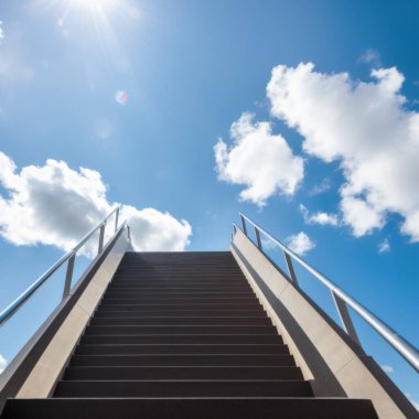 Gökyüzüne çıkan bir merdiven. Yüksek kaliteli illüstrasyon. 