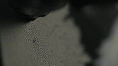 Soyut sanat eserleri için siyah mürekkep tuvale sıkıştırılıyor. Yüksek kalite 4k görüntü. 