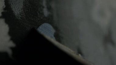 Soyut bir sanatçı tuval üzerine hafifçe vuran bir bıçakla resim yapar. Süper makro yakın çekim. Yüksek kalite 4k görüntü. 