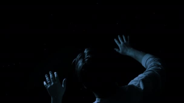 Hombre Mira Las Estrellas Por Noche Girando Tiro Medio Imágenes — Vídeo de stock