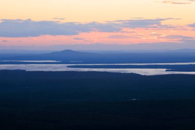 Sunset 'teki Bar Harbor Maine' deki Cadillac Dağı 'nın zirvesinden bir görüntü..