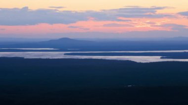 Sunset 'teki Bar Harbor Maine' deki Cadillac Dağı 'nın zirvesinden bir zaman çizelgesi.