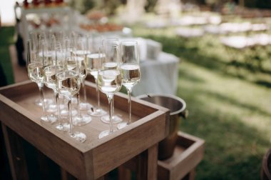 buffet, champagne glasses, champagne bubbles close-up