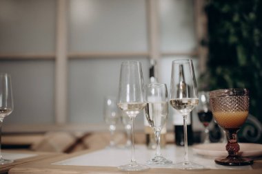 buffet, champagne glasses, champagne bubbles close-up