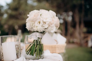 wedding table setting with a bouquet of flowers