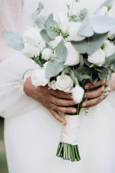 Beautiful Young Bride Bouquet Flowers Brides Hands — Stockfoto