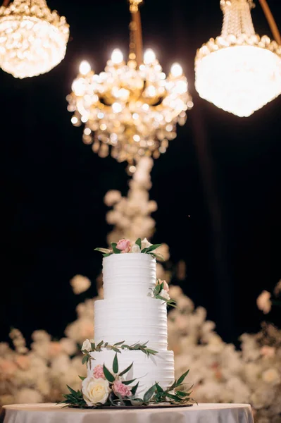 Beautiful Wedding Cake Background Evening Ceremony Area Decorated Flowers — Stockfoto