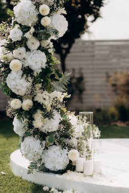 elegant delicate wedding floral decoration with white flowers