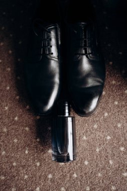 Bir çift ayakkabı ve bir şişe parfüm.