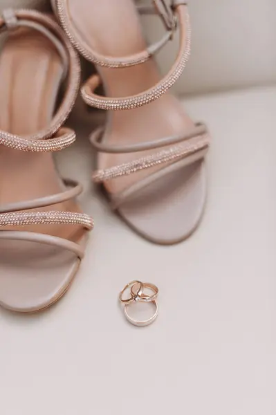 Bride Shiny Engagement Diamond Ring Fashionable Stilettos Wedding Details Accessories — Stock Photo, Image