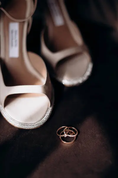 Der Glänzende Verlobungsring Der Braut Modische Stilettos Hochzeitsdetails Und Accessoires — Stockfoto