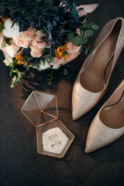 Der Glänzende Verlobungsring Der Braut Einer Glasbox Modische Stilettos Hochzeitsdetails — Stockfoto