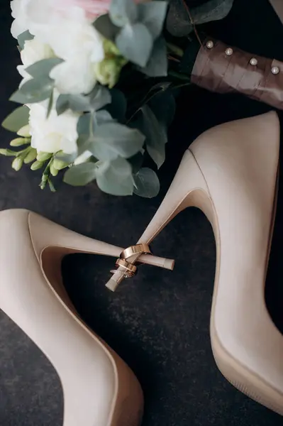 Bride Shiny Engagement Diamond Ring Heels Fashionable Stilettos Wedding Details — Stock Photo, Image