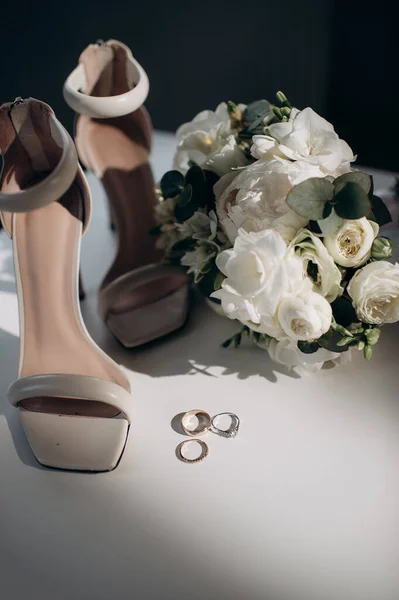 Details Zur Kleidung Der Braut Eine Moderne Komposition Stilvoller Hochzeitsaccessoires — Stockfoto