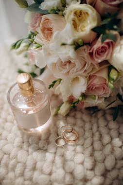 Güzel bir buket çiçek ve yüzük.