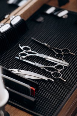 Berberin aletleri kuaförün işyerindeki lastik paspasın üzerine serilmiş.