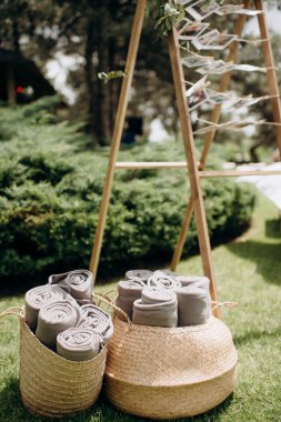 Serin akşamlarda ziyaretçiler için bir sürü sıcak battaniye sarılmış.