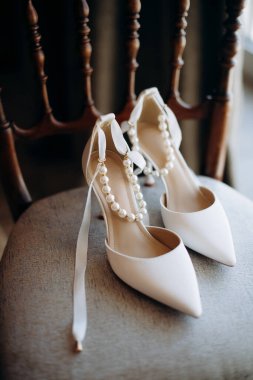 Gelinin pullarla süslenmiş beyaz moda düğün ayakkabıları.