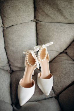Gelinin pullarla süslenmiş beyaz moda düğün ayakkabıları.