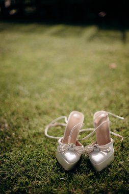 Modaya uygun marka ayakkabılar yeşil bir çimenlikte yatıyor. Parti, rahatsız ayakkabılar.