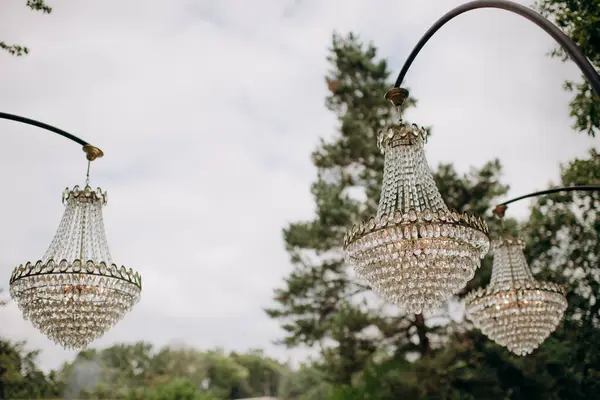 Bruiloft Decoratie Met Antieke Kristallen Kroonluchters Met Kaarsen Glazen Hangers — Stockfoto