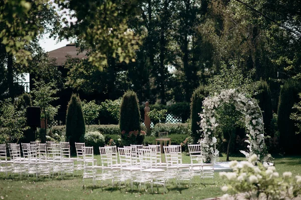 잔디밭에 결혼식의 Grandiose 세련된 아치와 스톡 사진