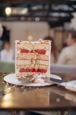 İki katlı, gümüş yüzüklü düğün pastası.