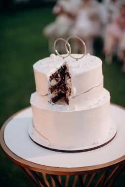 Kırmızı meyveli çok katmanlı kek dilimi.