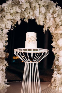 Çiçek desenli iki katlı beyaz düğün pastası