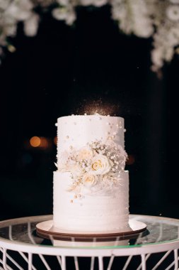 Çiçek desenli iki katlı beyaz düğün pastası
