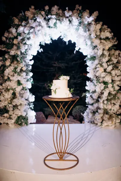 Çiçek desenli iki katlı beyaz düğün pastası