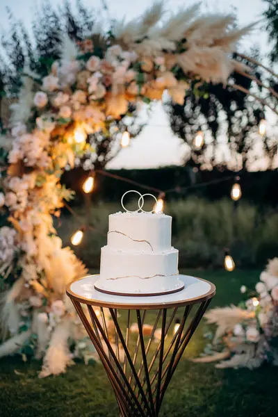 Çiçek desenli iki katlı beyaz düğün pastası