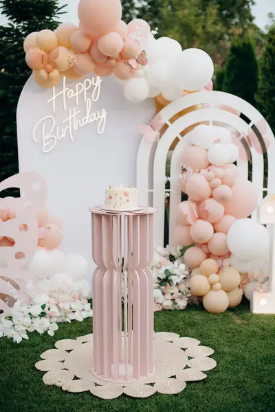Çiçekli ve balonlu küçük doğum günü pastası.