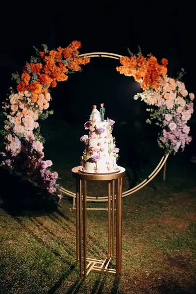 Gelin ve damat figürlü üç katlı düğün pastası.