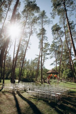 Yükselen çam ağaçları arasında bir düğün töreni düzenlenir. Terracotta çiçeği kemeri ve şeffaf sandalyelerle çevrenin ölçeğini gözler önüne serer.
