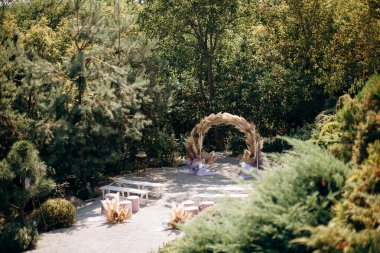 Açık hava düğün kemeri pampa otları ve çiçeklerle süslenmiş doğal ortamda