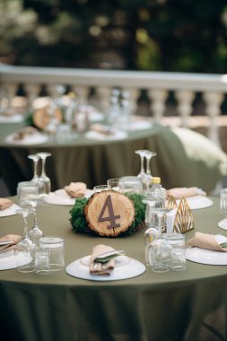 Dört numaralı köy masası tahta diliminde. Doğal açık hava ortamı