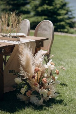 Çiçek aranjmanlı açık kırsal masa. Doğal, güneşli bir atmosfer.