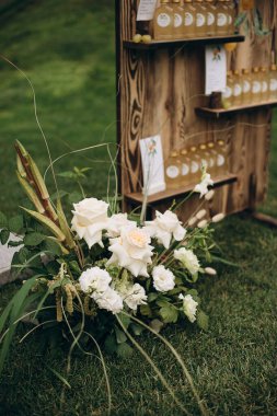 Beyaz çiçekler ve içki sergisi olan bir açık hava etkinliği. Doğal, kırsal atmosfer