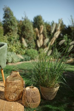 Dışarıdaki hasır fenerlerle örülmüş sepetin içindeki süs havuzu.