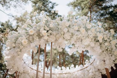 Düğün kemeri beyaz bebek nefesli çiçeklerle süslenmiş.