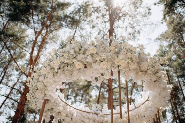 Düğün kemeri beyaz bebek nefesli çiçeklerle süslenmiş.