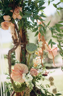 Şeftali gülleri ve ponpon çiçekleriyle bohem çiçek aranjmanı