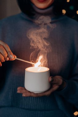 Mum yakan genç bir kadının yeni yıl arifesi ya da Noel kutlamaları için şenlikli bir ortam yaratması.